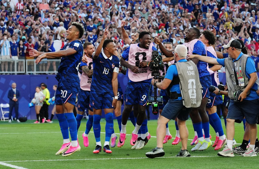 Doué (esq.) puxa comemoração da França após classificação na Copa do Mundo — Foto: Reuters/James Lang