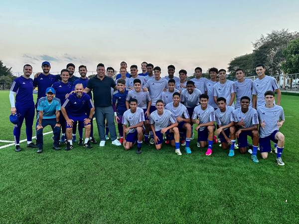 Ronaldo acompanha treino da base do Cruzeiro na Toca da Raposa