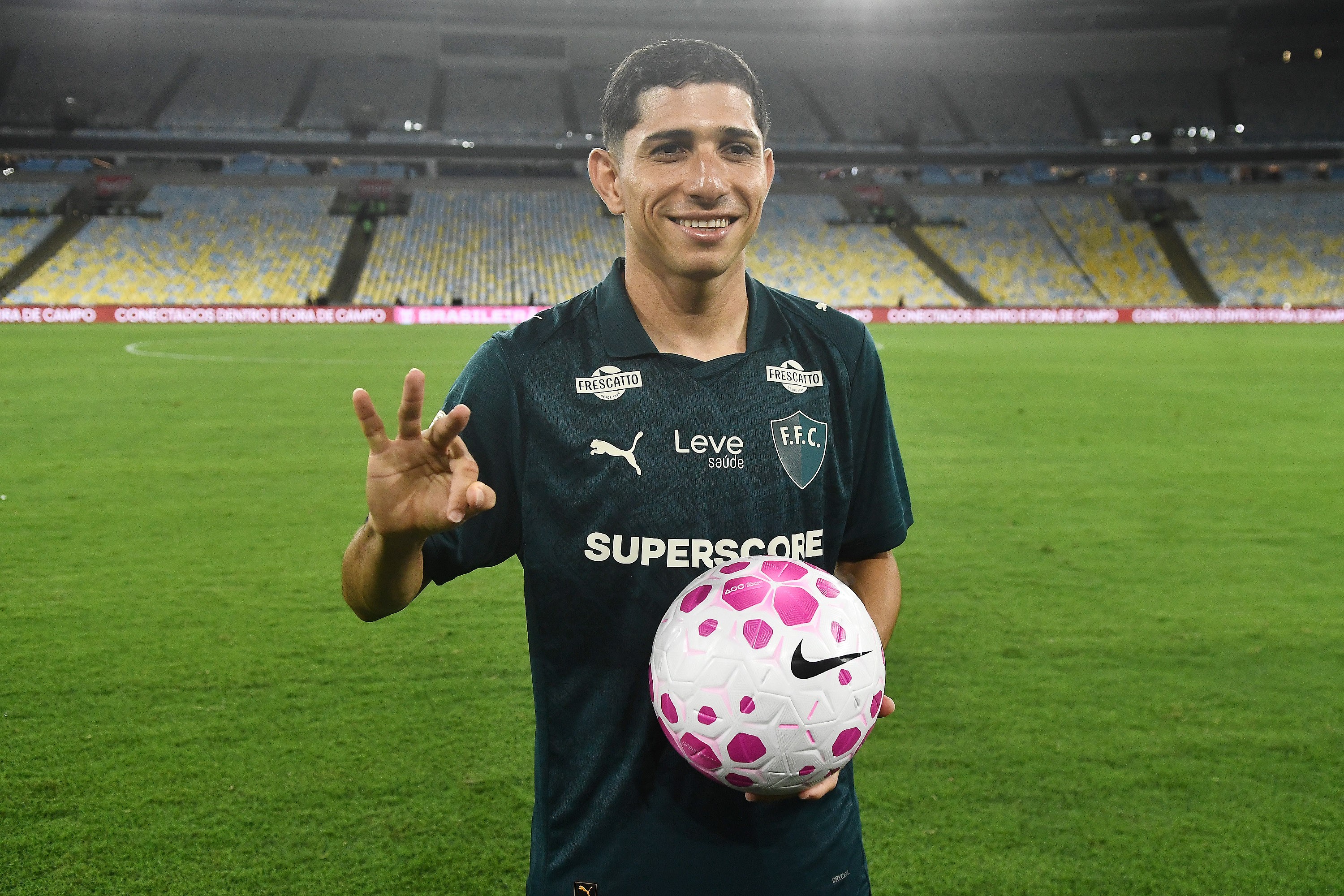 Savarino marca hat-trick e encerra jejum de gols pelo Fluminense em vitória sobre Coritiba
