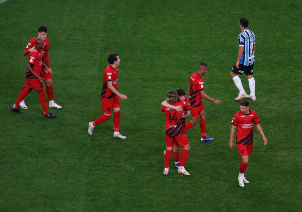 Após Lucas, R$ 44 MI entram em jogo, ex-Grêmio deixa a Europa e