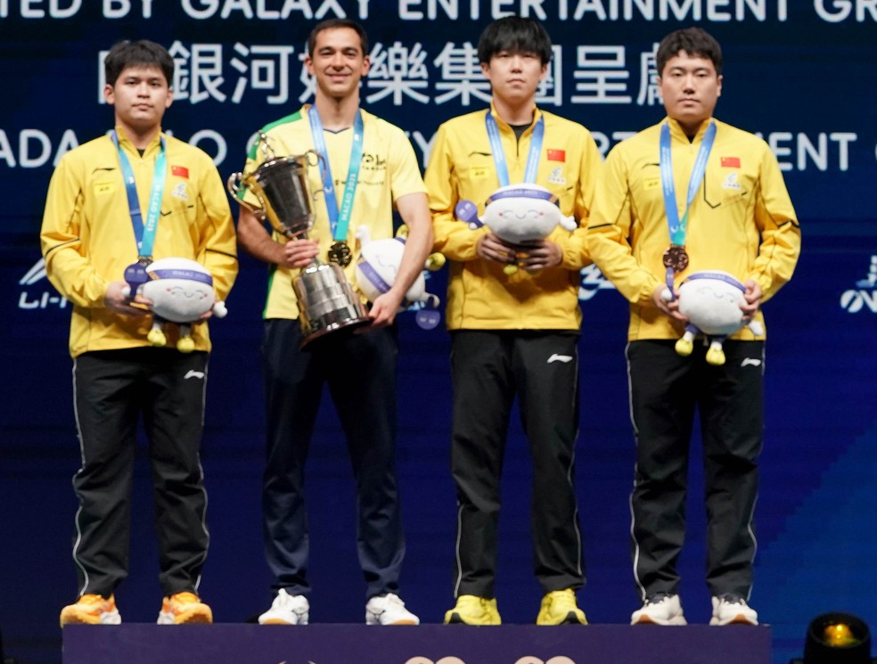 Calderano ocupa lugar mais alto do pódio na Copa do Mundo — Foto: ITTF