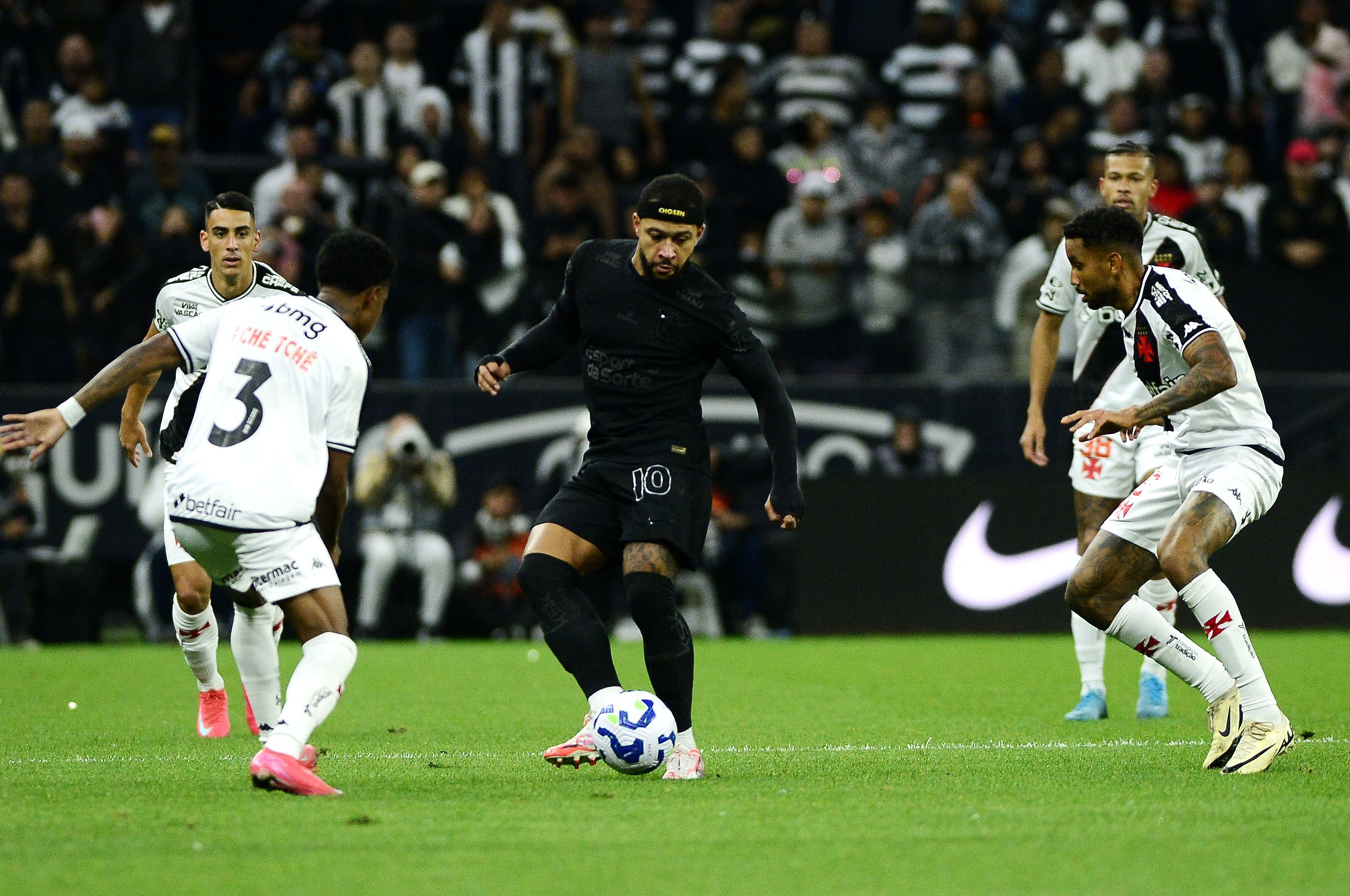 Desfalques de Memphis Depay e Igor Coronado para partida do Corinthians.