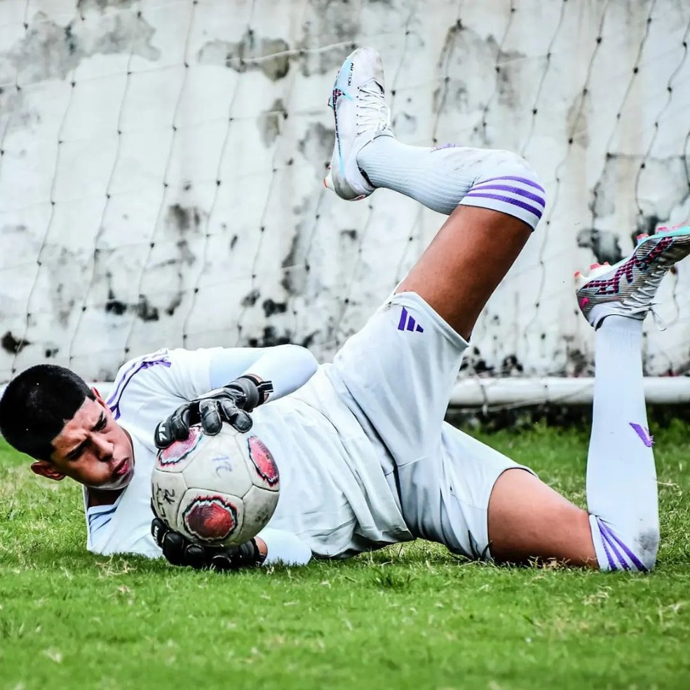 Vinícius em defesa com a camisa do Flamengo — Foto: Alexander Maxciel