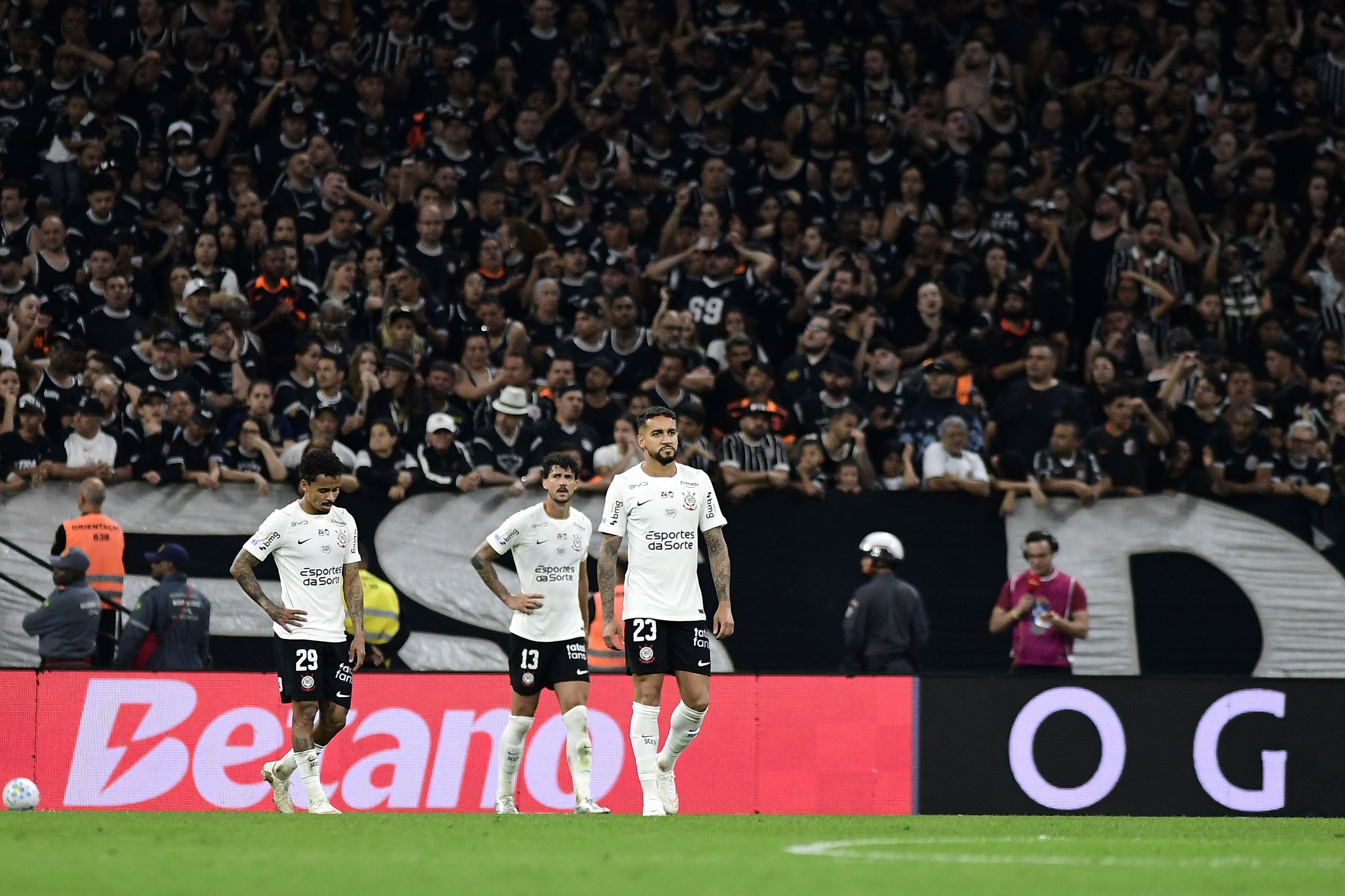 Corinthians Enfrenta Denúncia no STJD por Invasão de Campo e Arremesso de Copos em Partida Contra o Cruzeiro