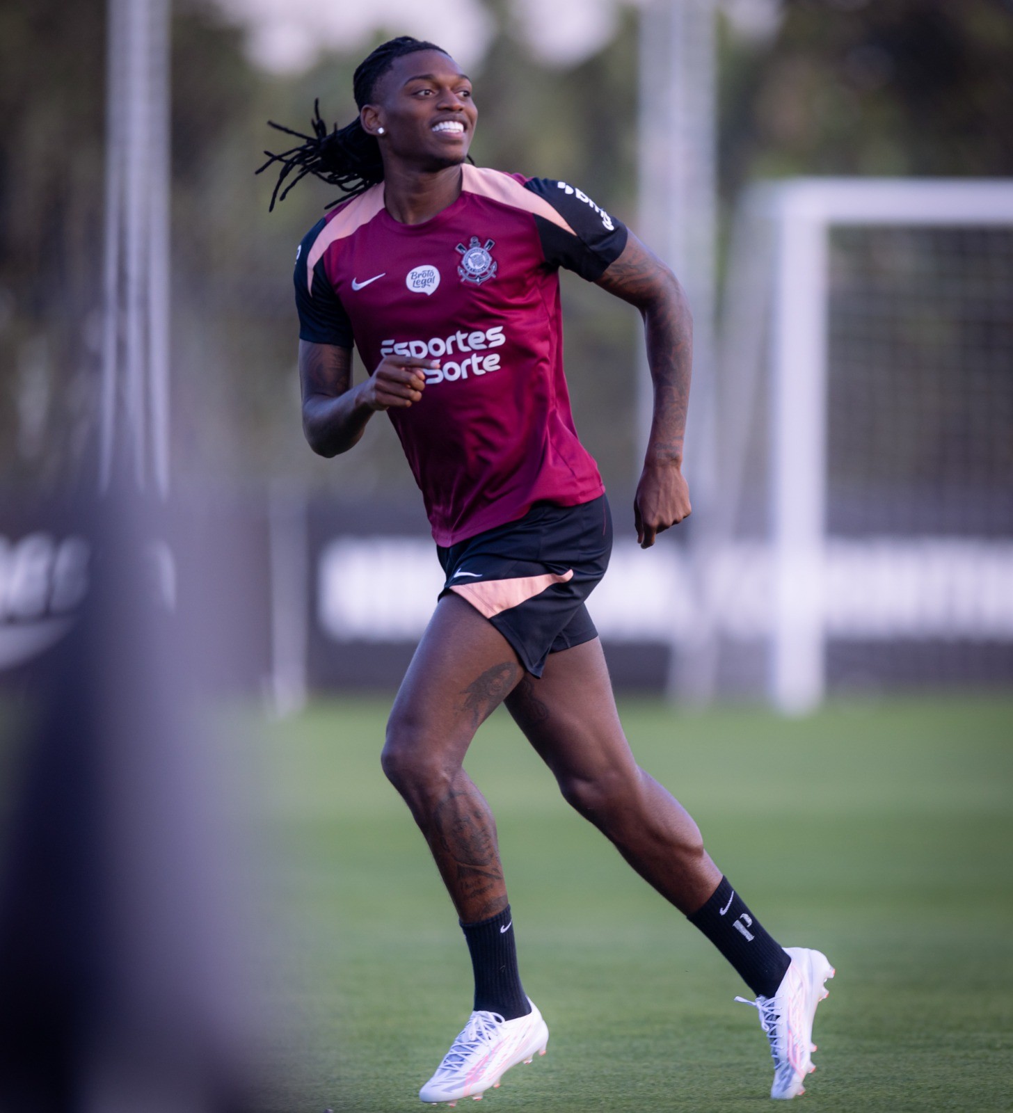 Rafael Leão treina no CT do Corinthians e conversa com Fernando Diniz