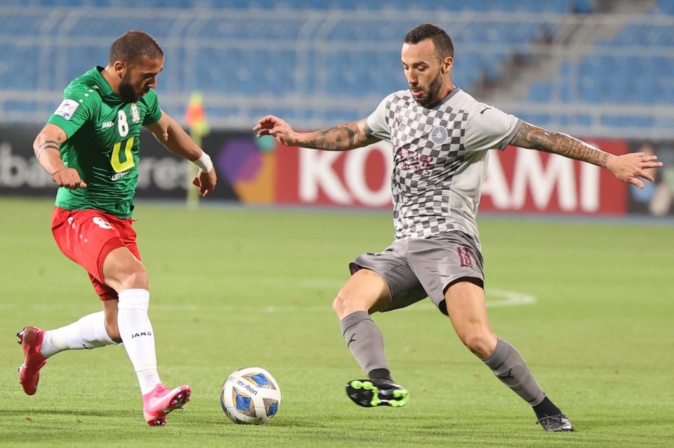 Guilherme com a bola em ação pelo Al-Sadd — Foto: AFP