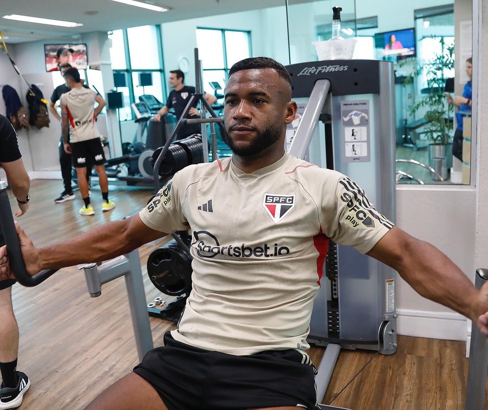 Luan, do São Paulo, treina em hotel de Porto Alegre — Foto: Rubens Chiri / saopaulofc