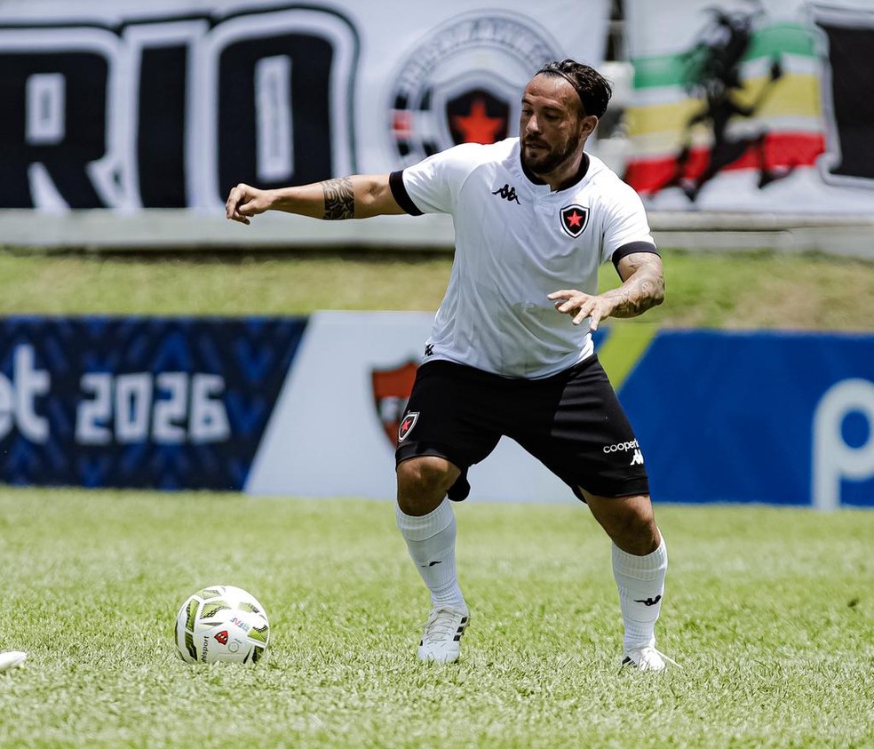 Giovanni Botafogo-PB em ação em jogo do Botafogo-PB