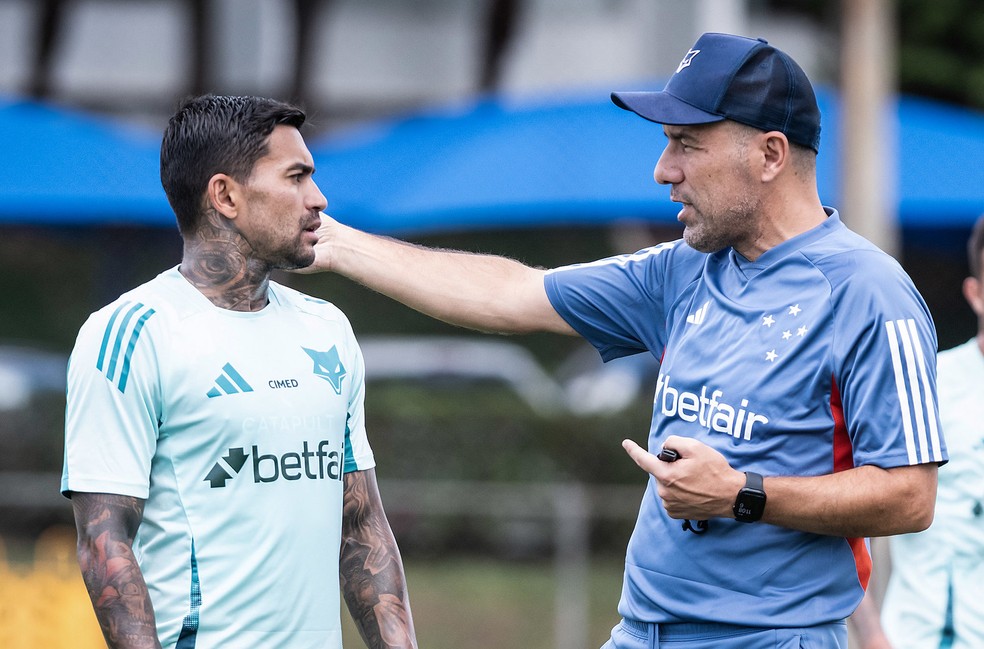 Dudu e Leonardo Jardim, do Cruzeiro — Foto: Gustavo Aleixo/Cruzeiro