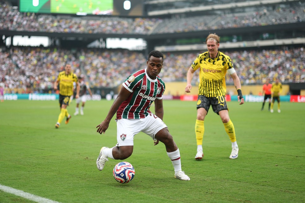 John Arias  marcado de perto por Julian Brandt  Foto: Carl Recine/Getty Images