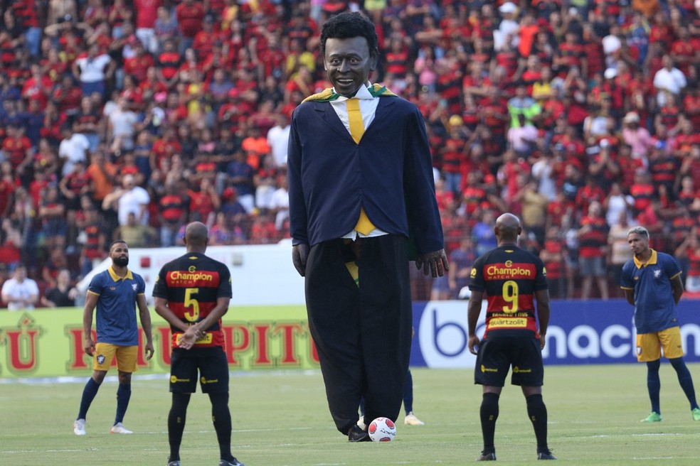 Boneco gigante de Pelé dá o pontapé inicial da final do Pernambucano entre  Sport e Retrô
