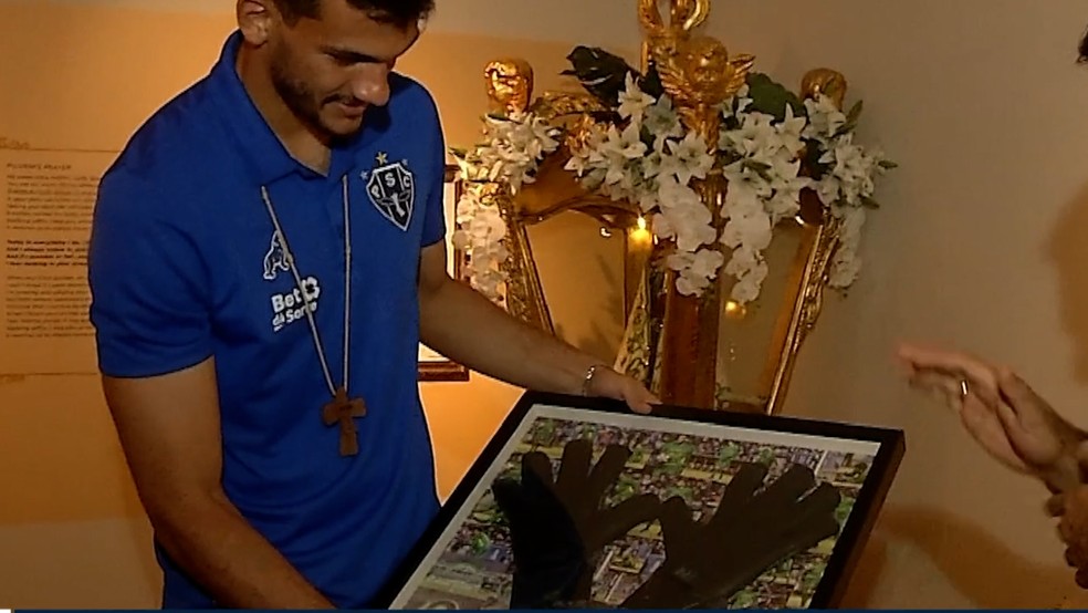 Gabriel Mesquita doa luvas ao espaço Memória de Nazaré