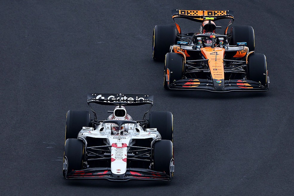 Max Verstappen e Lando Norris durante o GP do Japão — Foto: Andy Hone/LAT Images