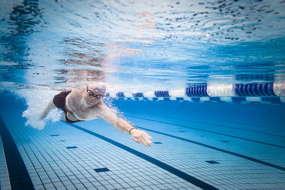 A natação é um ótimo exercício, mas o cloro das piscinas pode desencadear crises de asma: o ideal é nadar em piscinas salinizadas — Foto: iStock