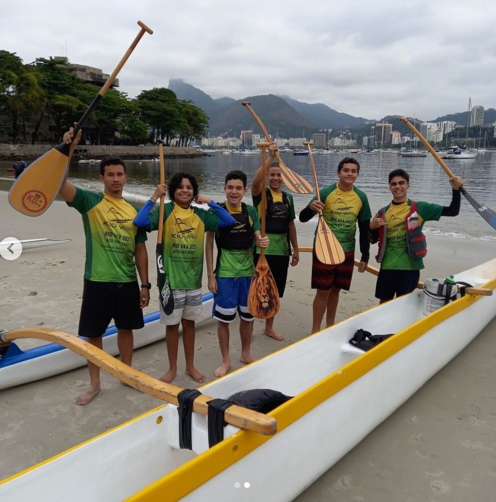 Canoa havaiana: projeto transforma a vida de jovens de favelas