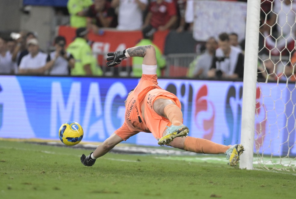 Cássio pega o pênalti batido por Filipe Luís na final da Copa do Brasil entre Flamengo e Corinthians — Foto: André Durão/ge