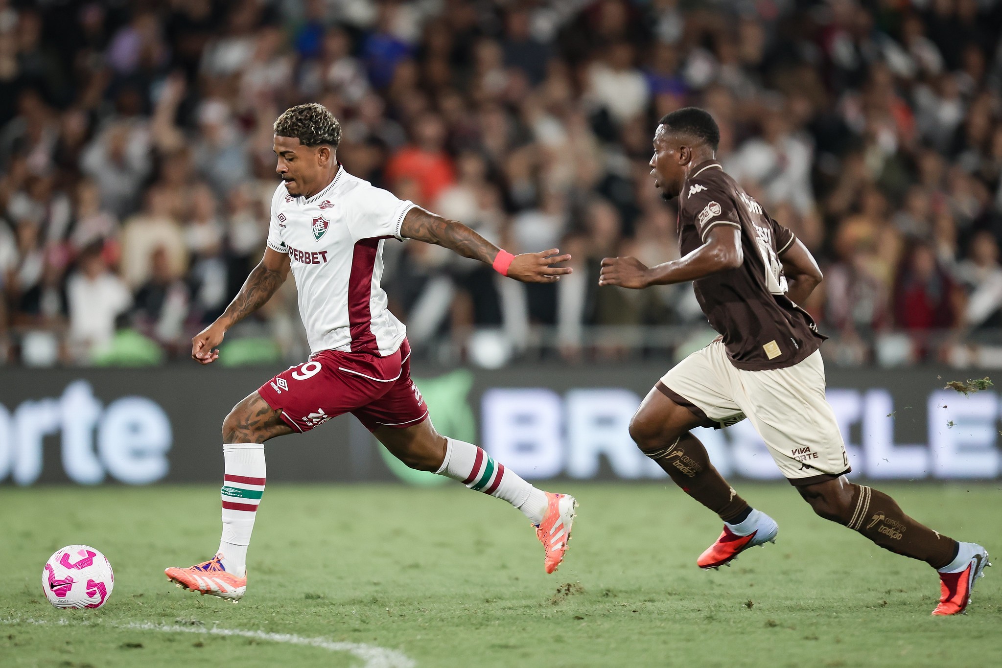 John Kennedy mira trinca de gols em clássicos do Fluminense contra o Vasco