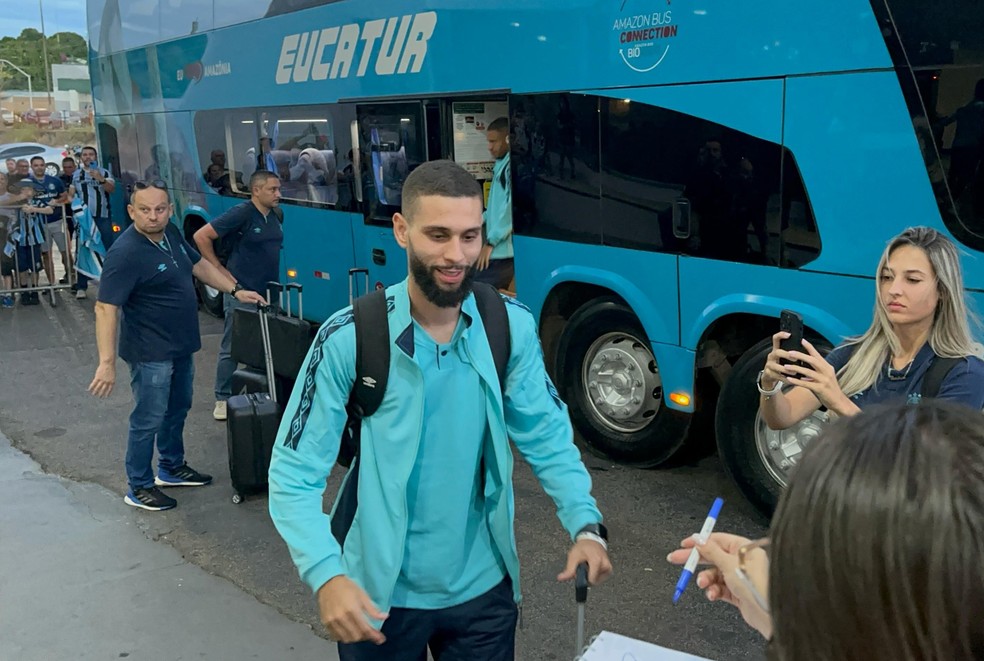 Wagner Leonardo na chegada do Grêmio em Boa Vista — Foto: Mateus Trindade/RBS TV