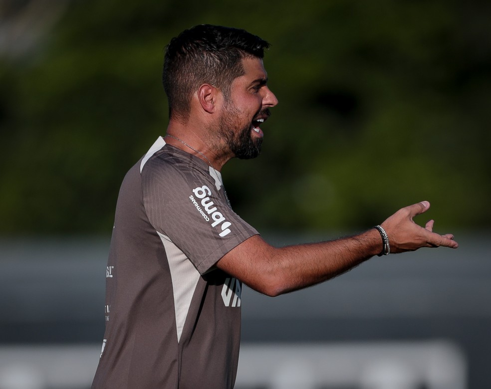 António Oliveira orienta os jogadores durante treino do Corinthians — Foto: Rodrigo Coca/Ag. Corinthians