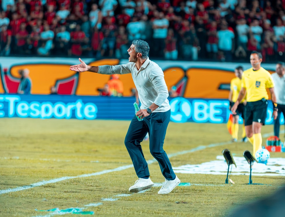 Pedro Emanuel em Vit�ria x Vasco � Foto: M�rcio Jos�/AGIF