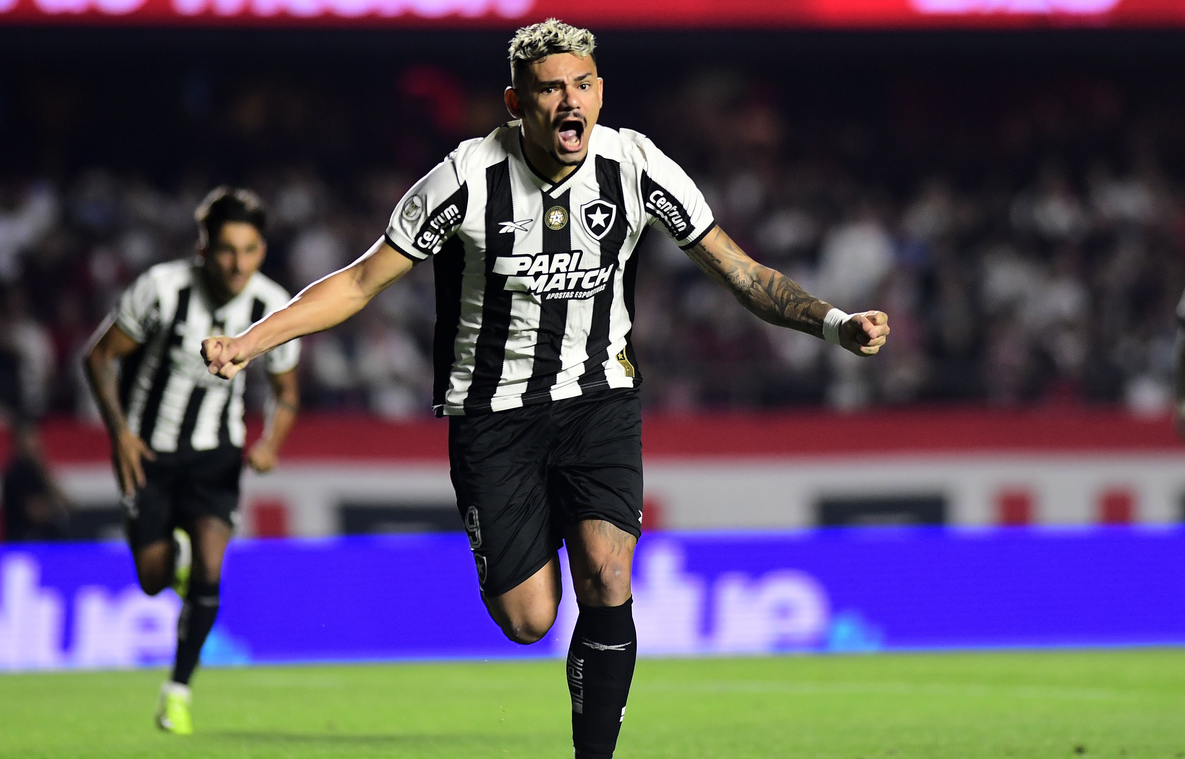 Botafogo negocia retorno do atacante Tiquinho Soares