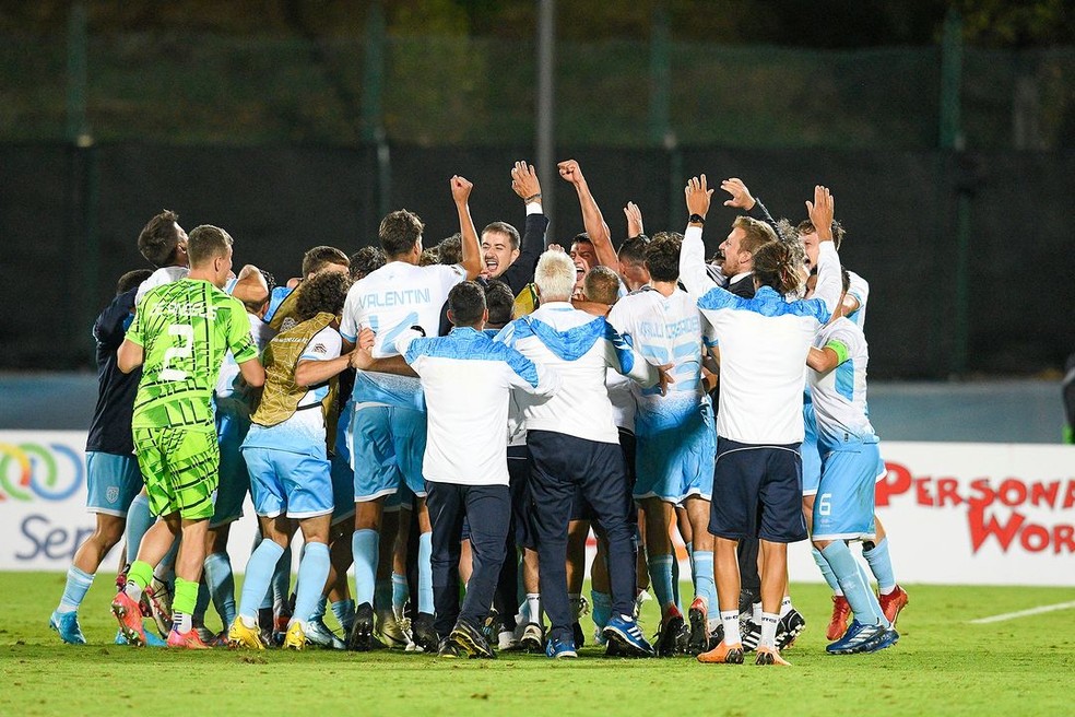 Jogadores de San Marino comemoram vitória histórica contra Liechtenstein — Foto: Divulgação/FSGC