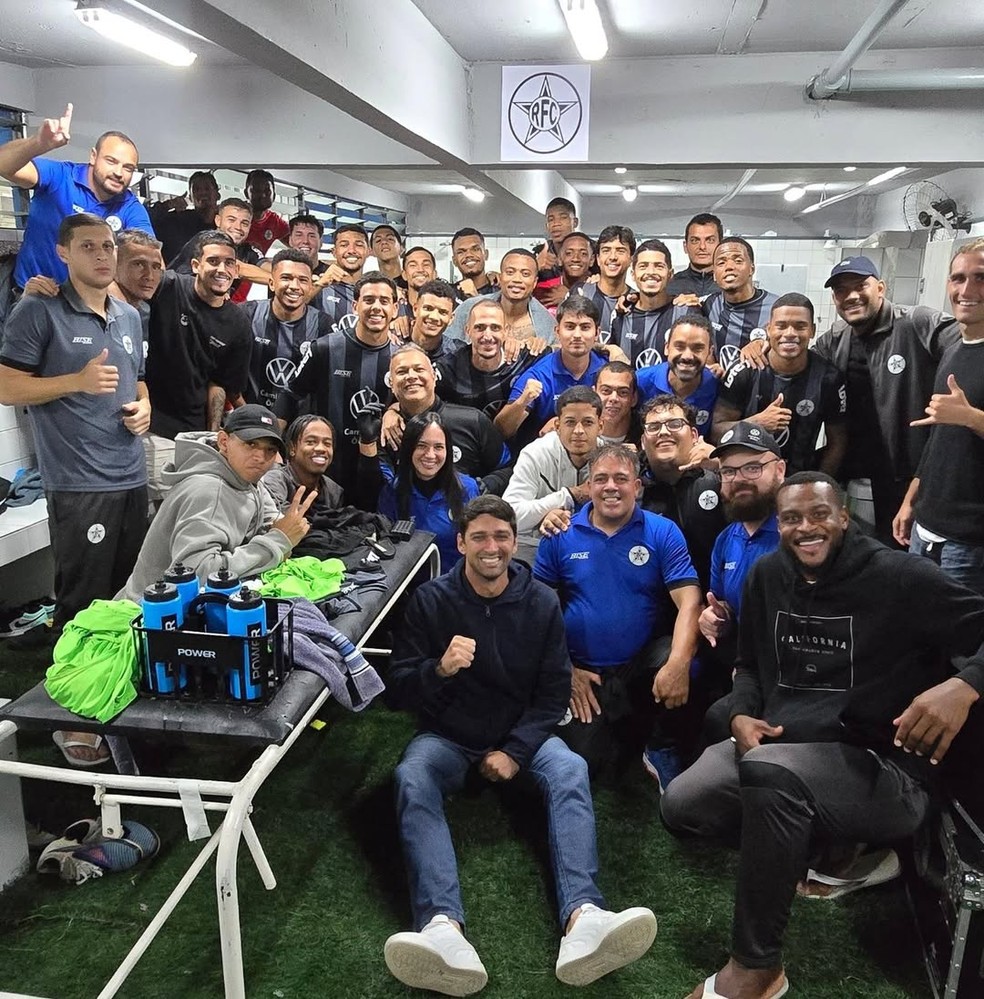 Resende em campo comemorando a goleada