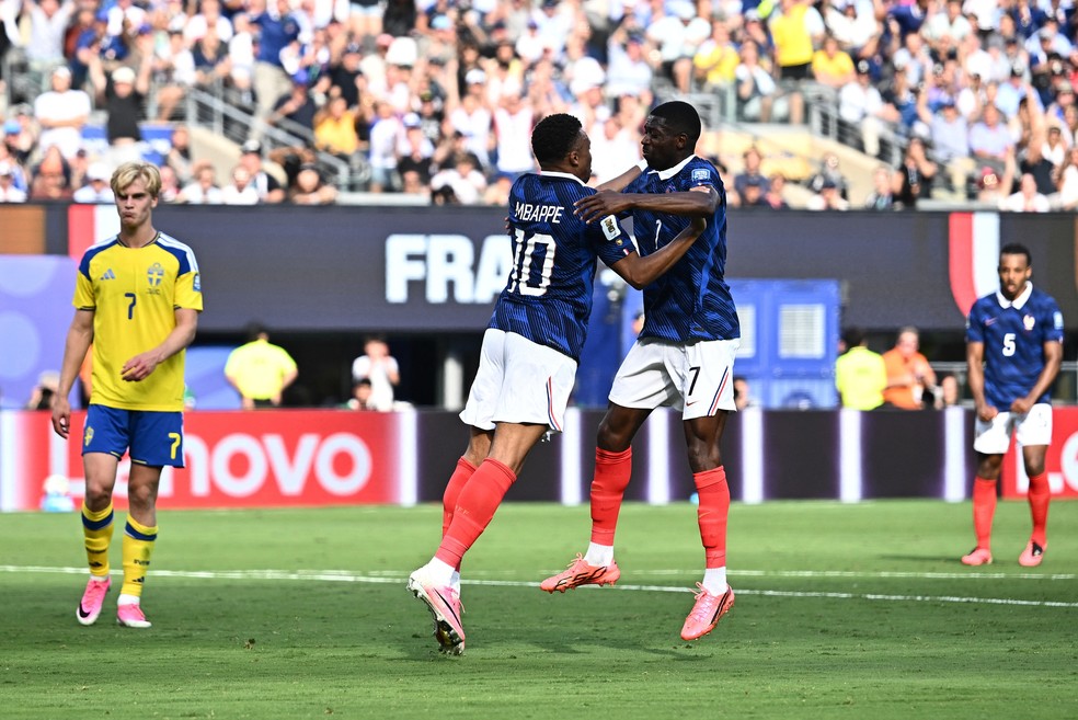 Mbappé e Dembélé comemoram na vitória da França sobre a Suécia — Foto: REUTERS/Dylan Martinez