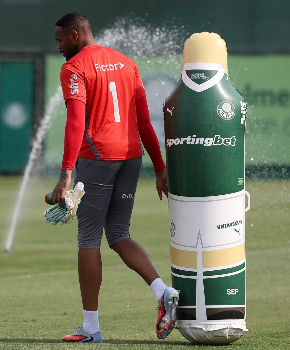 Carlos Miguel durante treino do Palmeiras na Academia de Futebol  Foto: Cesar Greco