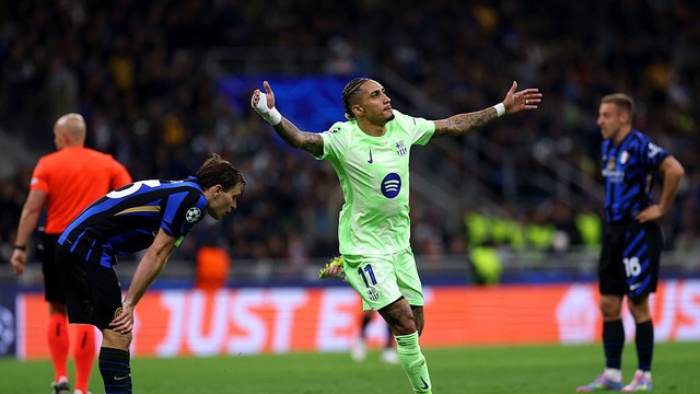 Raphinha celebra gol em Inter de Milão x Barcelona