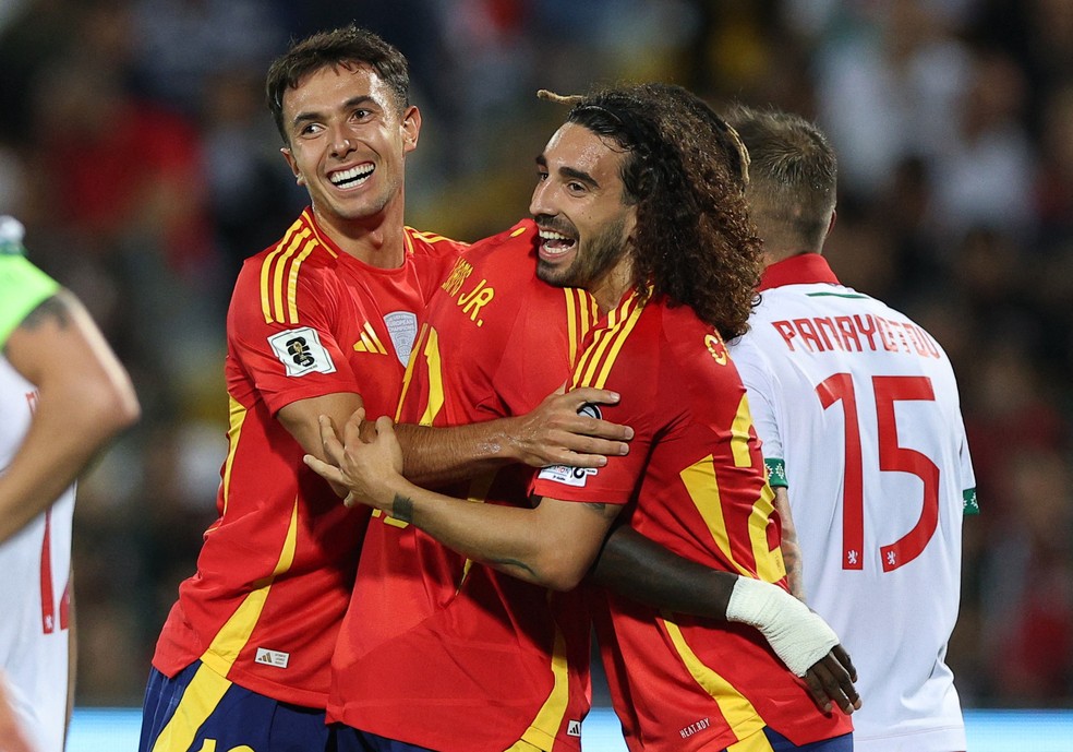 Cucurella comemora gol contra a Bulgária — Cucurella promete tatuar