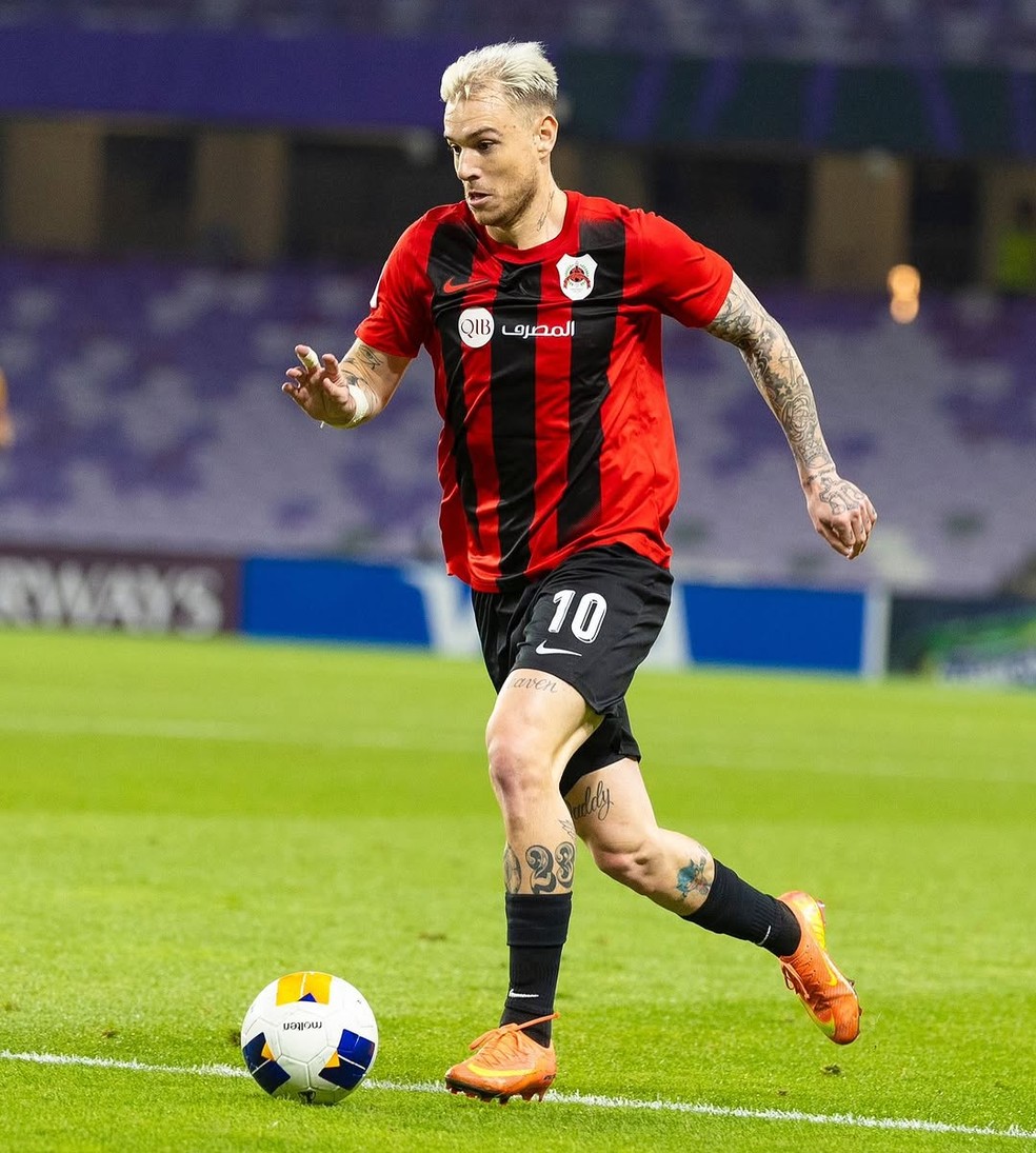 Roger Guedes, ex-atacante do Corinthians, atuando pelo Al-Rayyan, do Qatar — Foto: Divulgação | Instagram