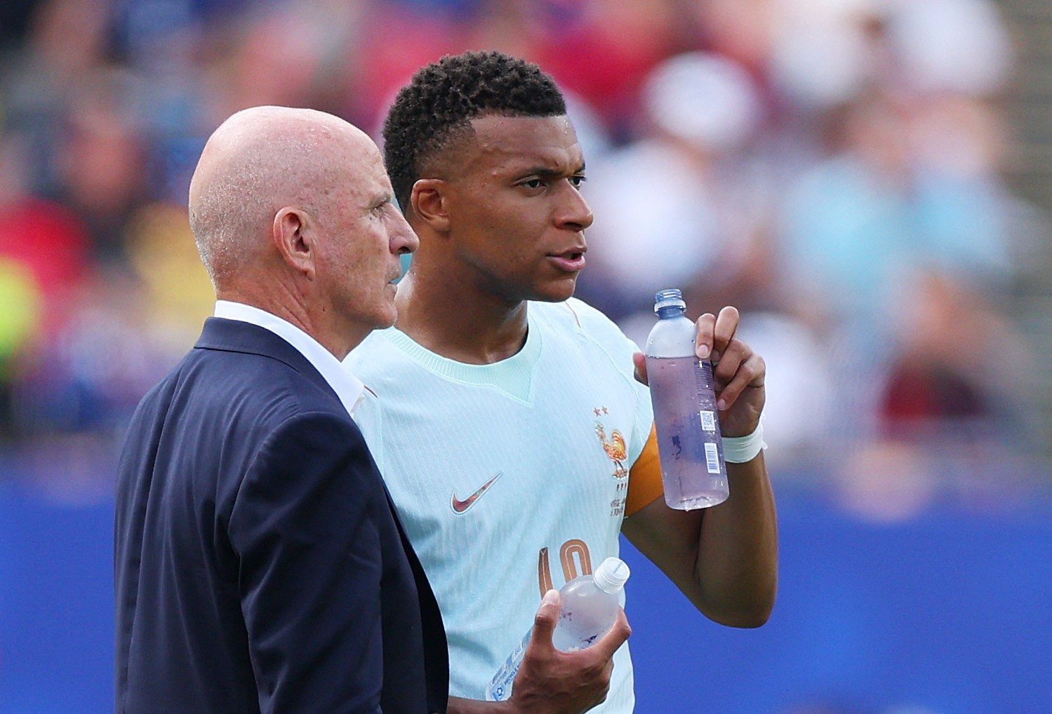 Comissão técnica da França trata ataque racista contra Mbappé como "vergonhoso e escandaloso"
