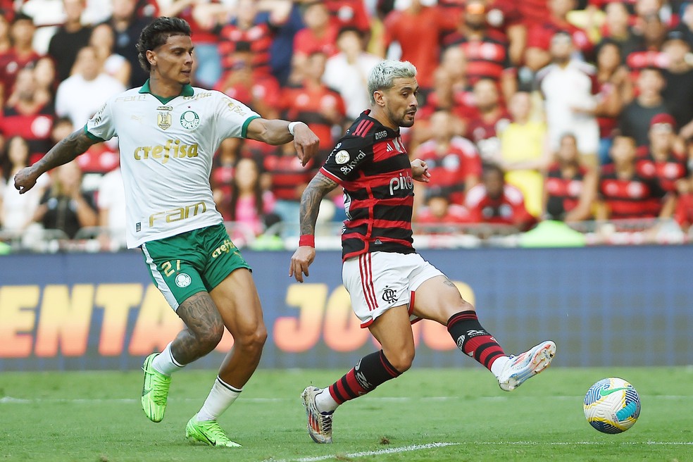 Arrascaeta e Richard Rios em Flamengo x Palmeiras — Foto: Alexandre Durão
