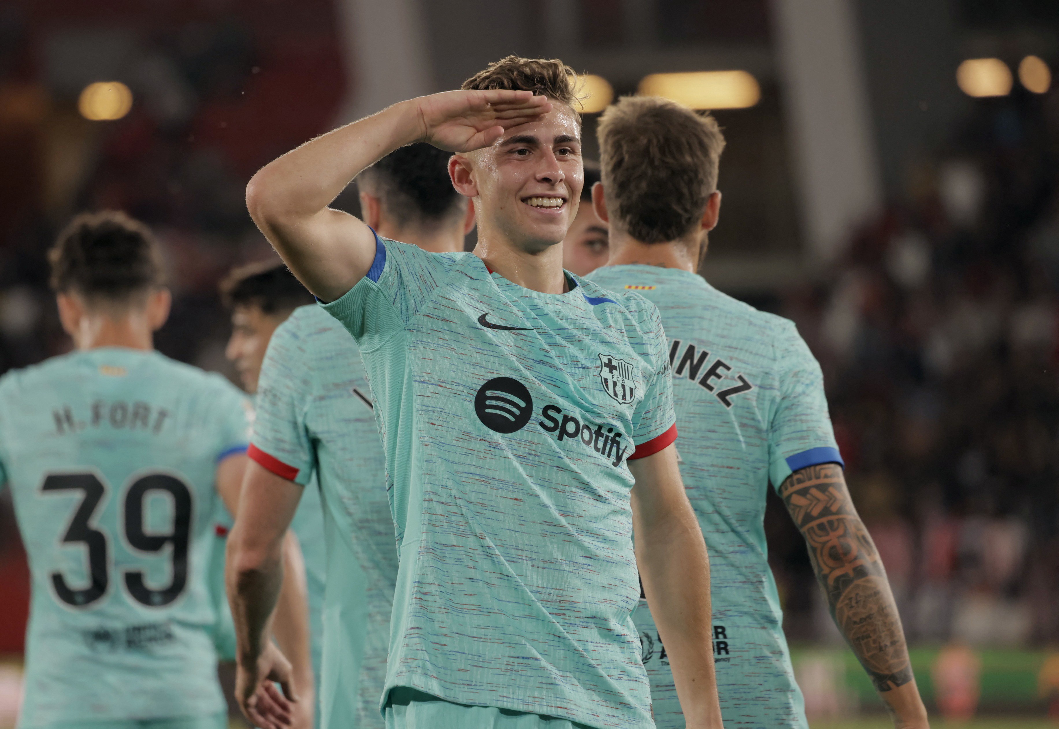 Fermín López assiste a jogo do Barcelona em transmissão pirata e ...