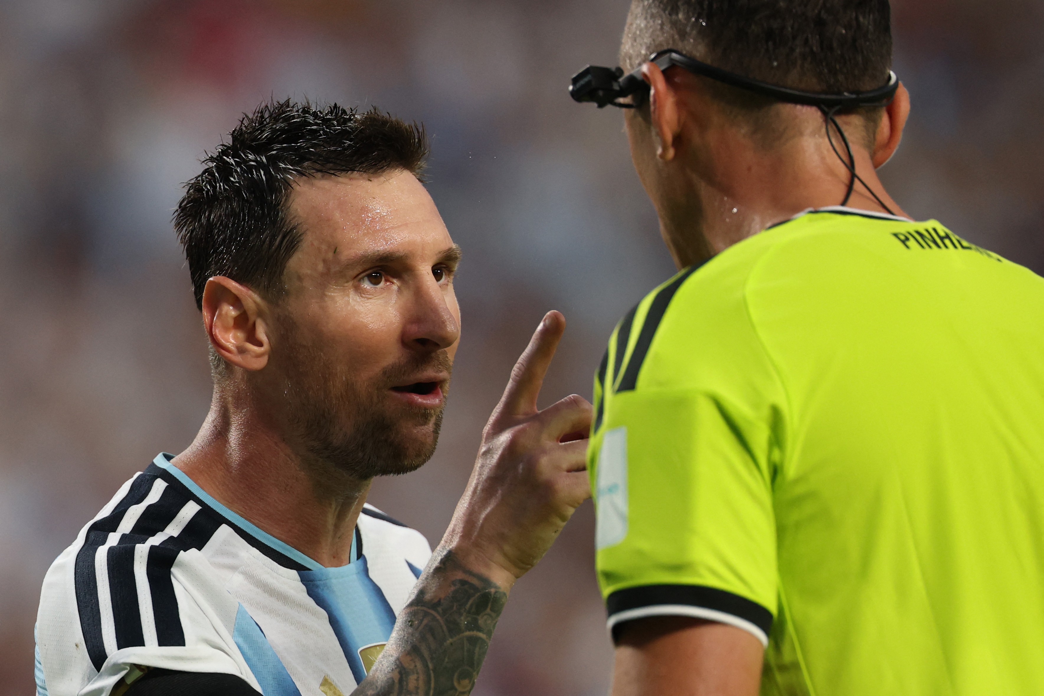 Sangue, assistência e alívio: Messi vive outra noite marcante pela Argentina