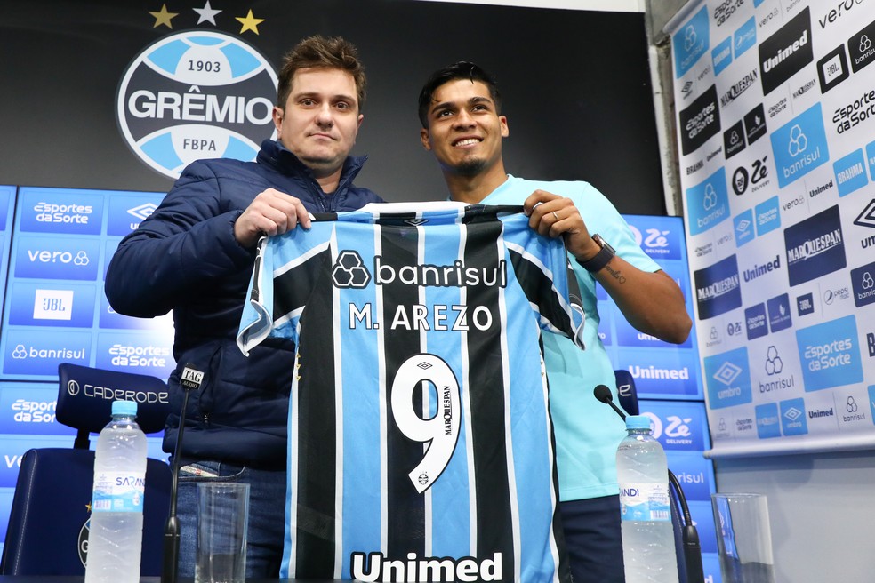 Arezo recebe a camisa 9 do Grêmio — Foto: Rodrigo Fatturi / Grêmio FBPA