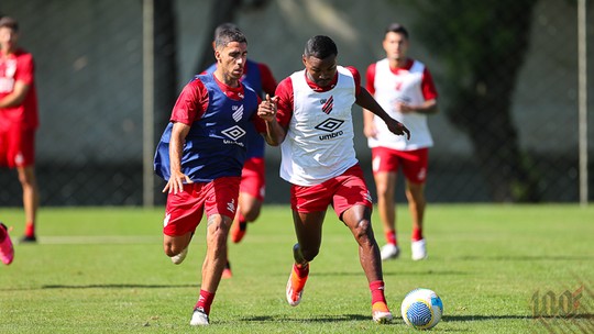 
Com Gabriel e Nikão, Athletico desembarca no RS para pegar o Juventude; veja o time