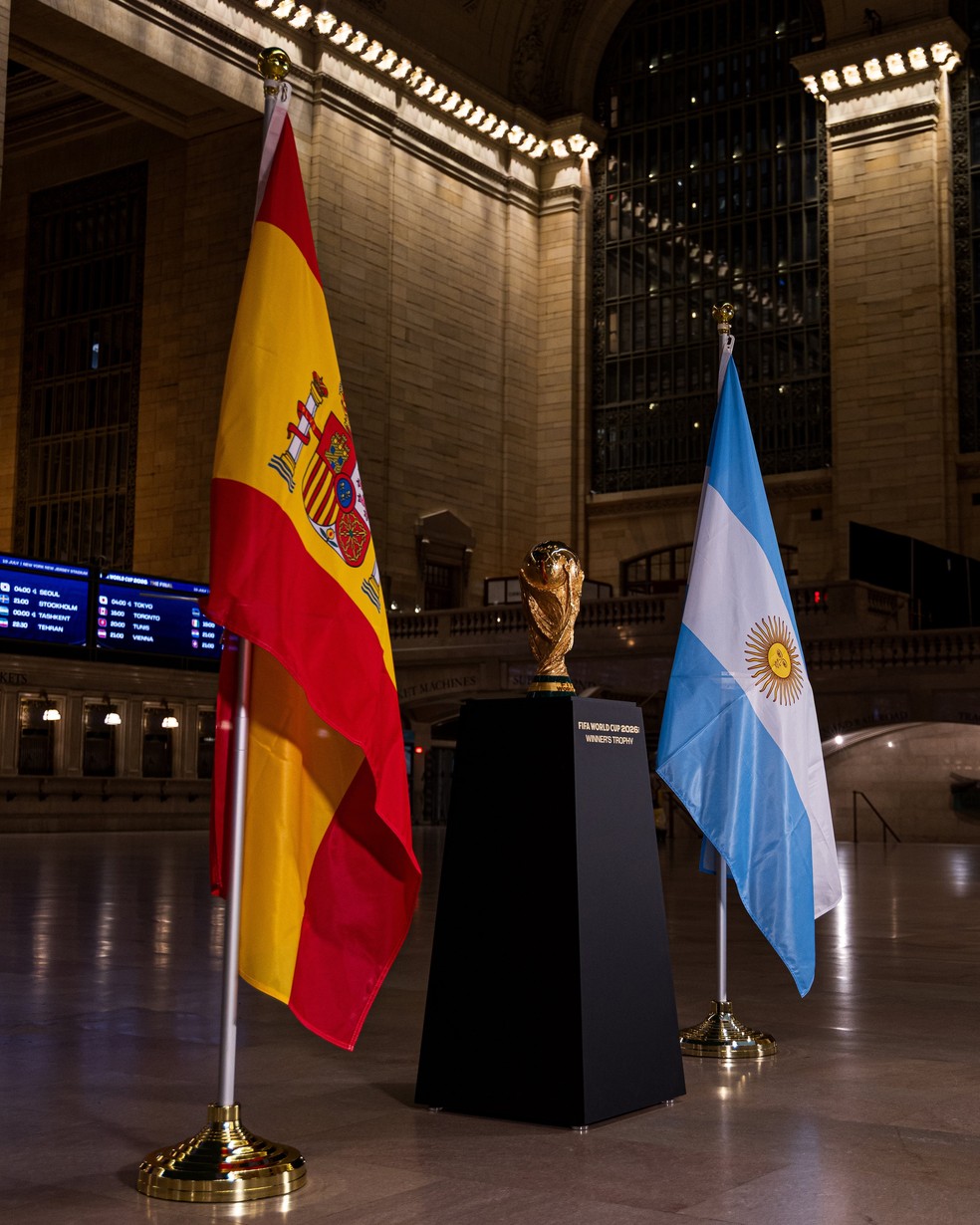 Taça da Copa do Mundo exposta na Grand Central Station, em Nova York — Foto: Divulgação/Fifa
