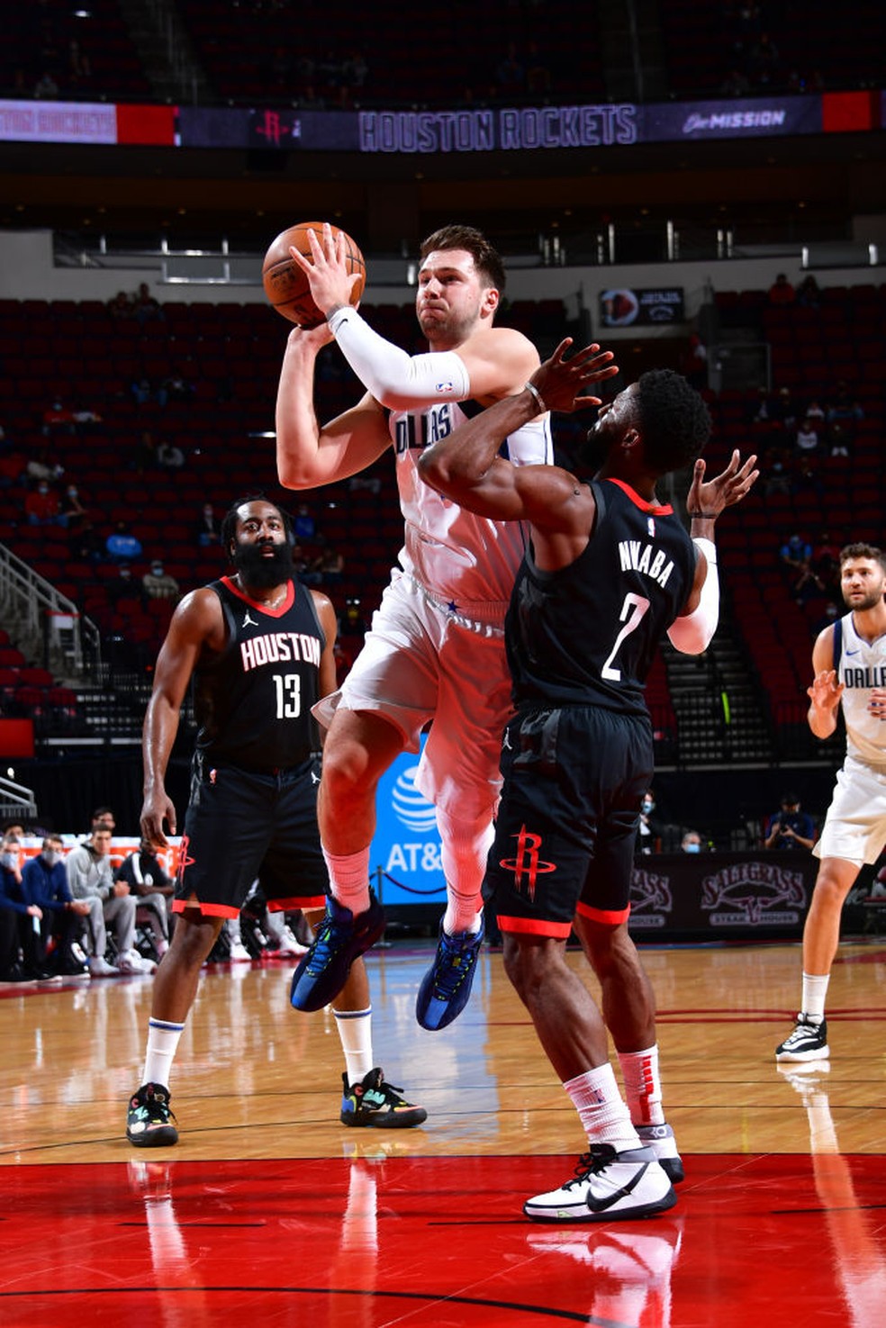 Harden e Doncic quase marcam triplo-duplo em vitórias na NBA