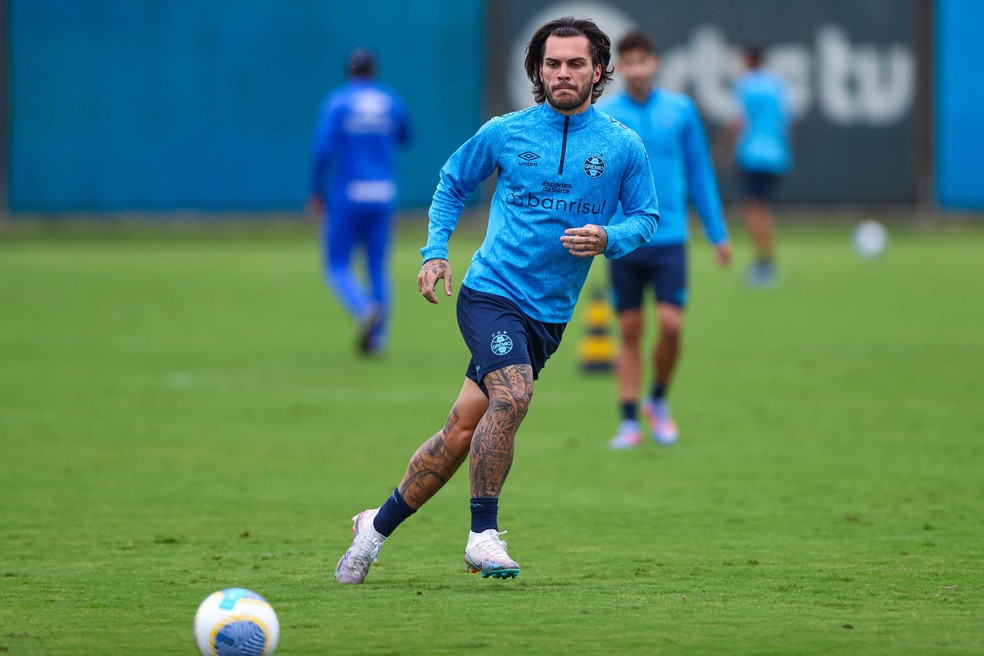 Nathan, meia do Grêmio, em treino no CT Luiz Carvalho — Foto: Renan Jardim / Grêmio FBPA