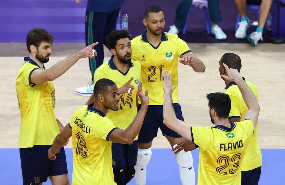 Seleção masculina de vôlei está no grupo de candidatos ao pódio — Foto: REUTERS/Siphiwe Sibeko