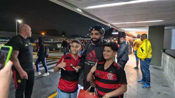Atletas do Flamengo interagem com torcedores durante desembarque no Rio; De La Cruz lesionado.
