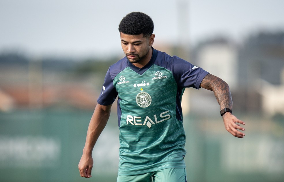 Lucas Ronier, atacante do Coritiba, em ação pelo time.