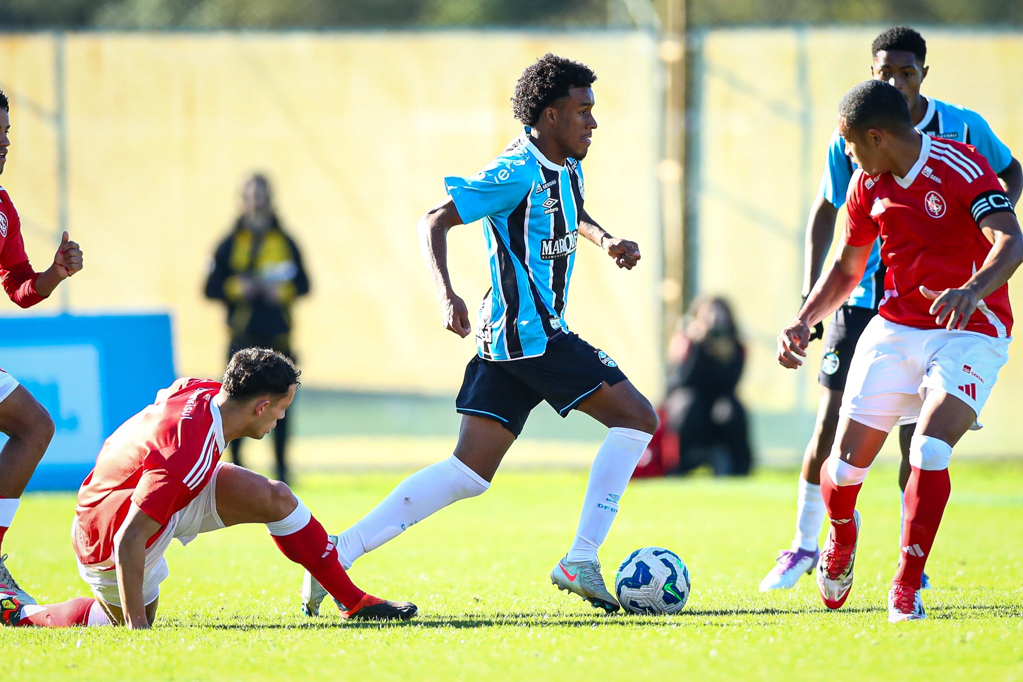 Grêmio e Inter disputam permanência no Brasileirão Sub-20 em confronto direto.