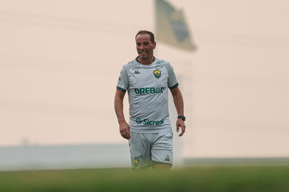 Petit comanda treino de preparação contra o Grêmio — Foto: Asscom Dourado