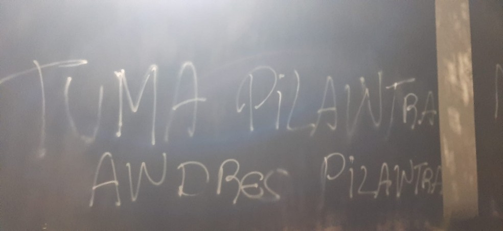 Muros do Parque São Jorge pichados contra impeachment de Augusto Melo — Foto: Reprodução