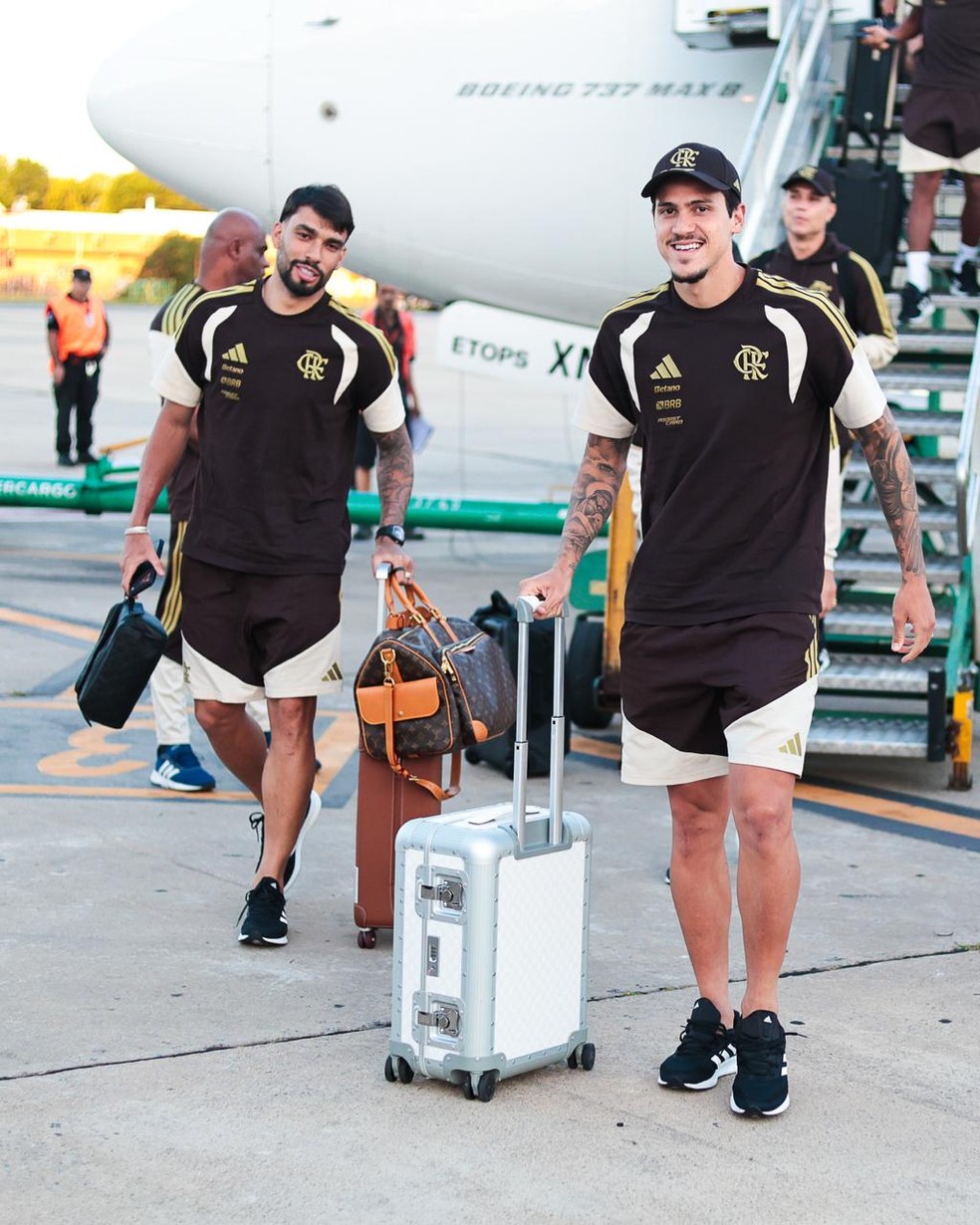 Pedro e Paquetá no desembarque do Flamengo em Buenis Aires — Foto: Gilvan de Souza / Flamengo