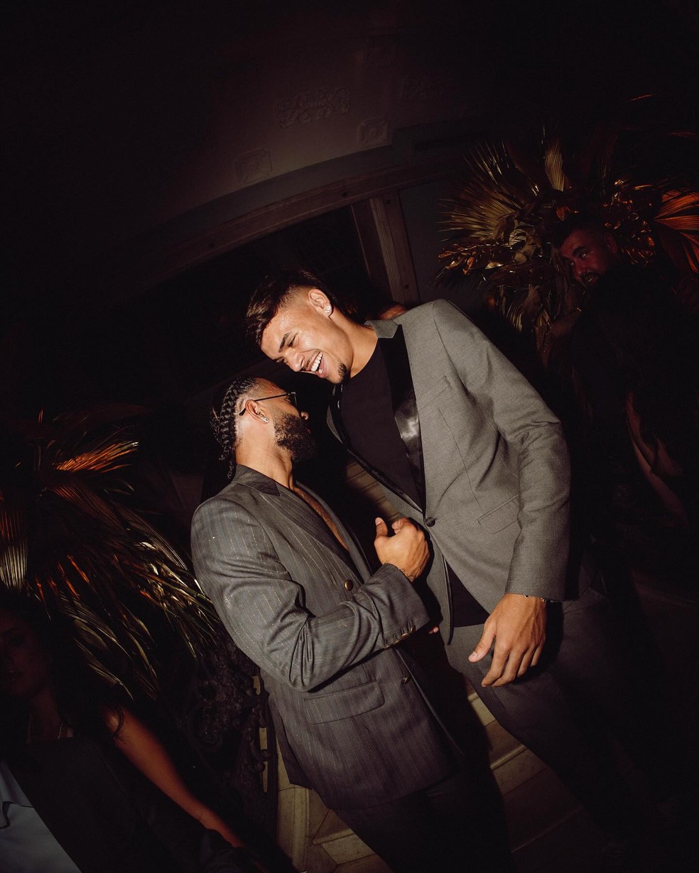João Pedro Tchoca posa com Memphis Depay na festa de aniversário do holandês — Foto: Reprodução/Instagram