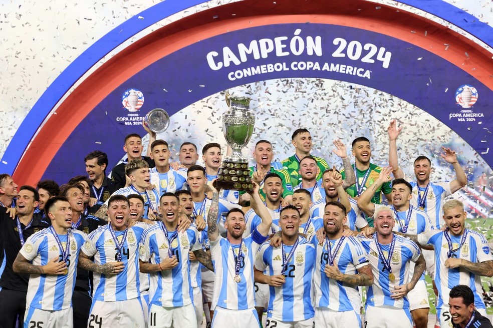 Argentina campeã da Copa América taça — Foto: CHARLY TRIBALLEAU / AFP